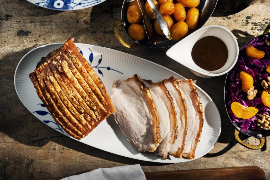 Nystegt klassisk ribbensteg med sprøde svær fra Det Gode Køkken i Odense klar til servering til julefrokost eller selskab.