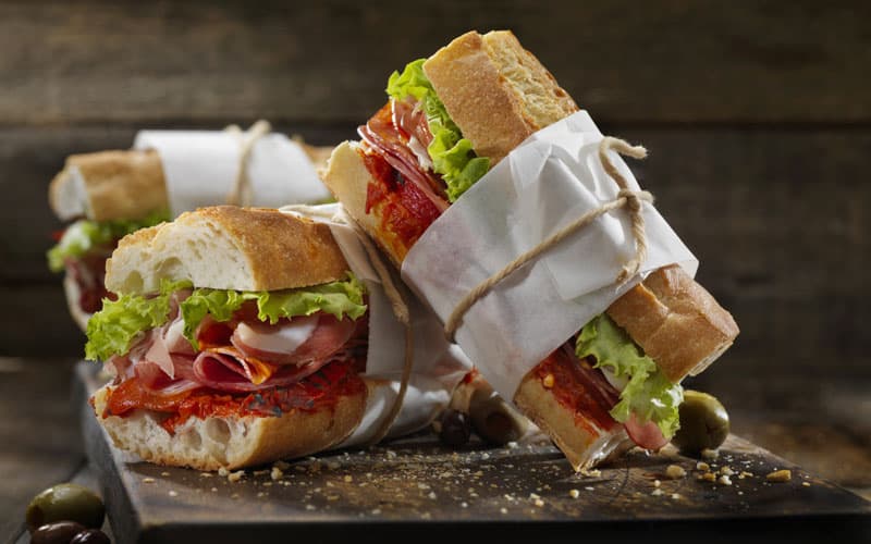 Frisksmurte sandwiches fra Det Gode Køkken i Odense med forskellige varianter som hønsesalat med bacon og roastbeef, anrettet klar til servering.